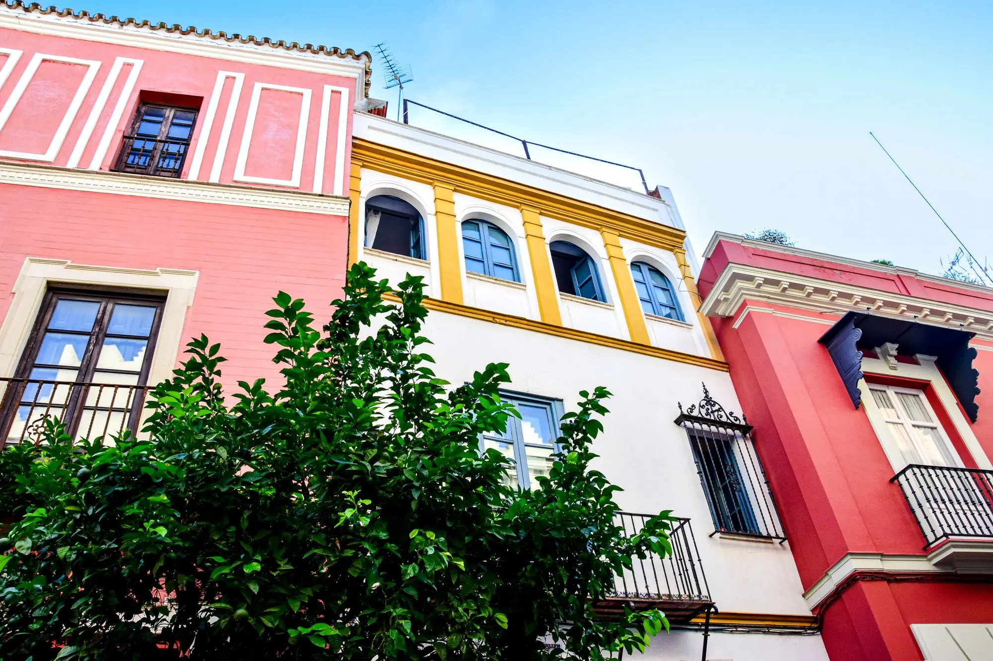 Fachadas de colores de edificios residenciales en Sevilla, España
