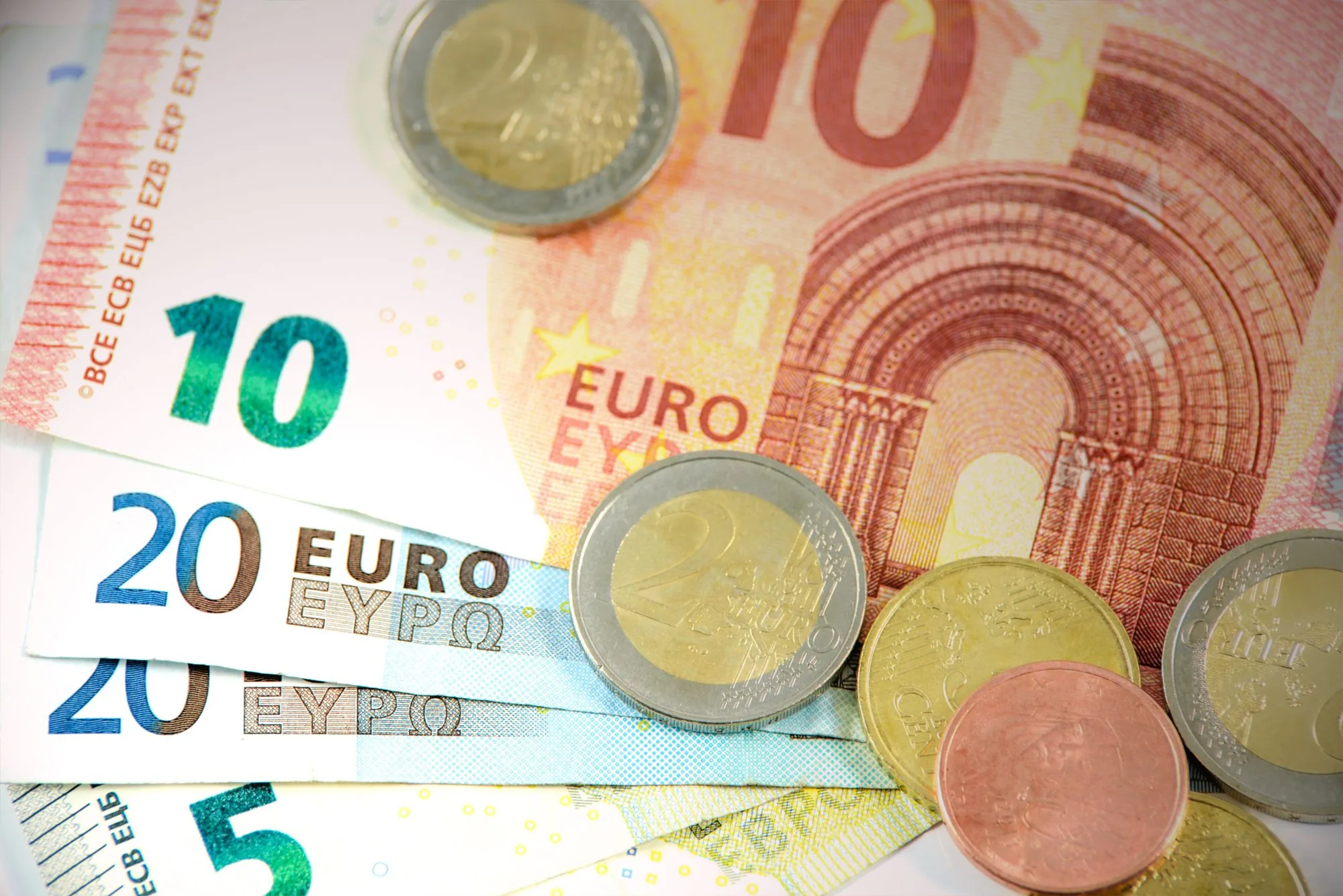 Billetes de euro sobre una superficie